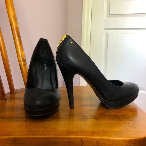 Black 5in. Pumps with gold details - Picture 1 of 3